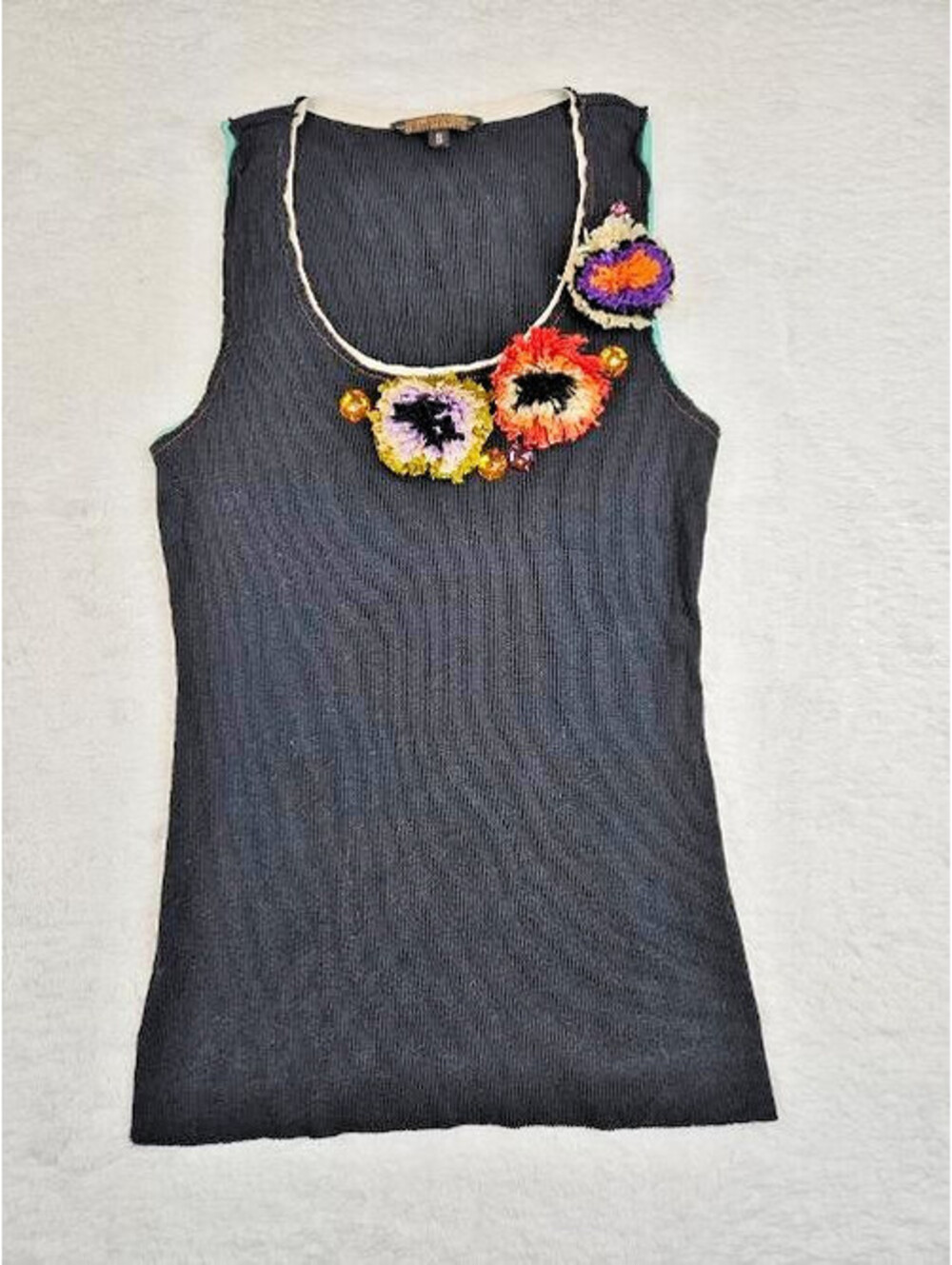 Size: S Vintage Rozae Nichols top features a v-neck w/multi-color raffia flowers